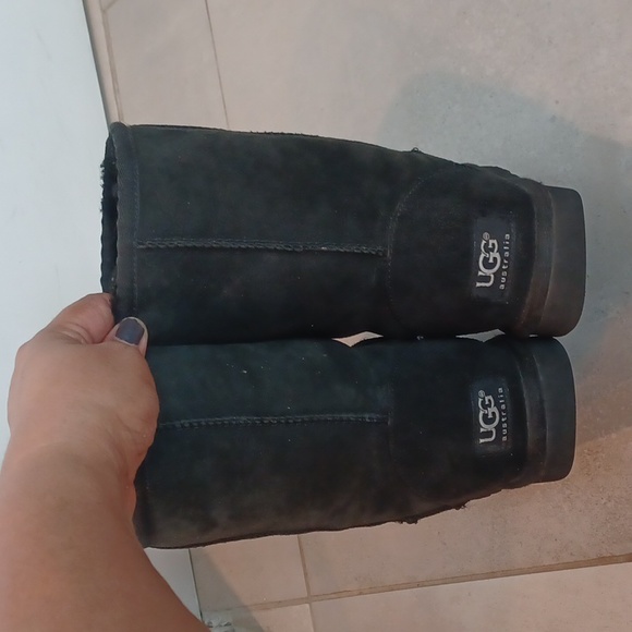 UGG CLASSIC SHORT BOOTS - Picture 2 of 5